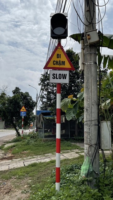 Flashing light warning drivers to reduce speed