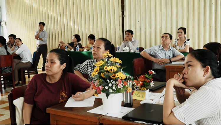 Conducting Teacher e-curriculum Training  in My Tho