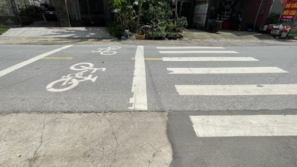 Safe crossing for pedestrians and cyclists in front of school