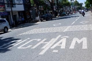 Slow down marking and rumble strips at Thien Ho Duong primary school