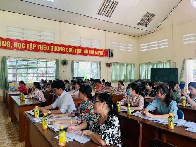 Training for teachers at Nguyen Hue primary school